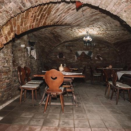 Hotel Marion Dumbraveni  Экстерьер фото