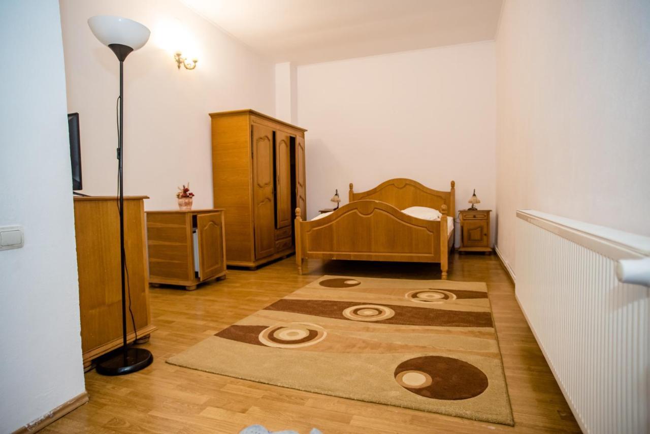 Hotel Marion Dumbraveni  Экстерьер фото