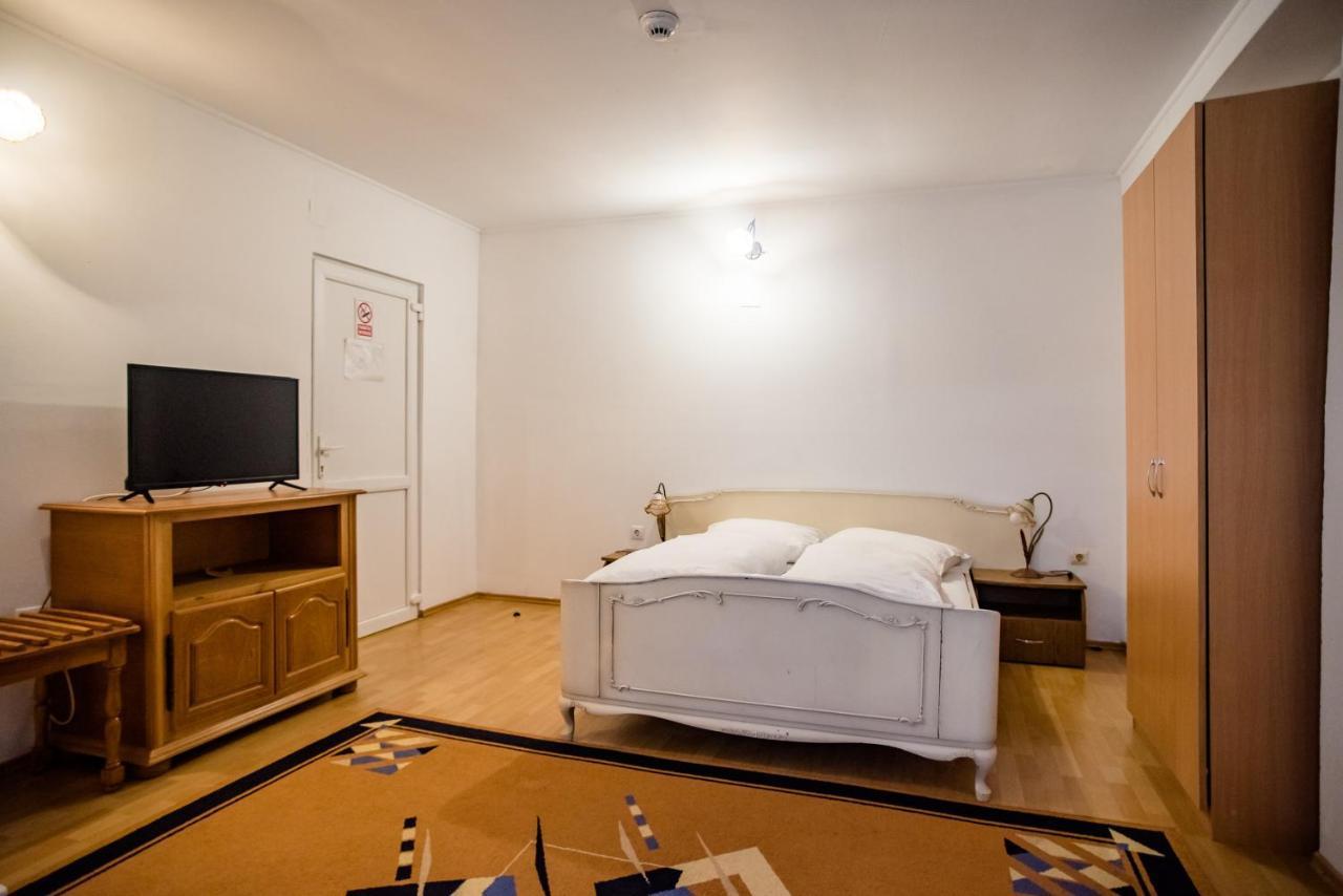 Hotel Marion Dumbraveni  Экстерьер фото