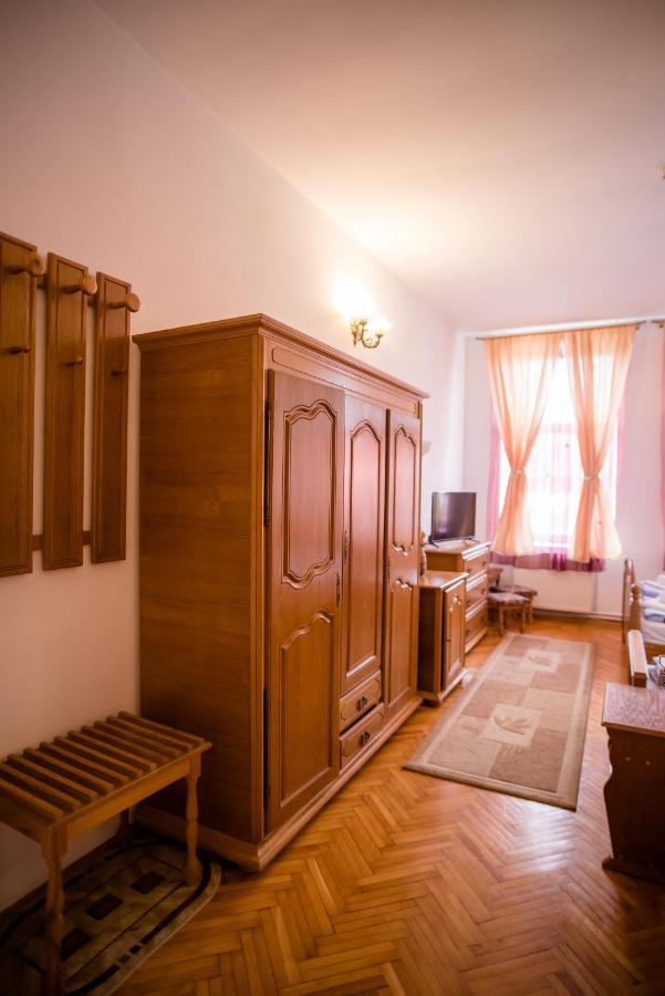 Hotel Marion Dumbraveni  Экстерьер фото