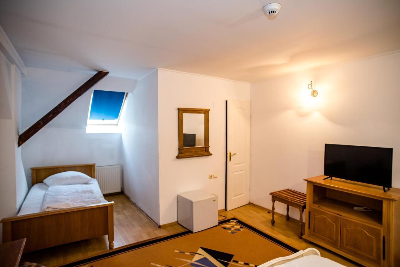 Hotel Marion Dumbraveni  Экстерьер фото